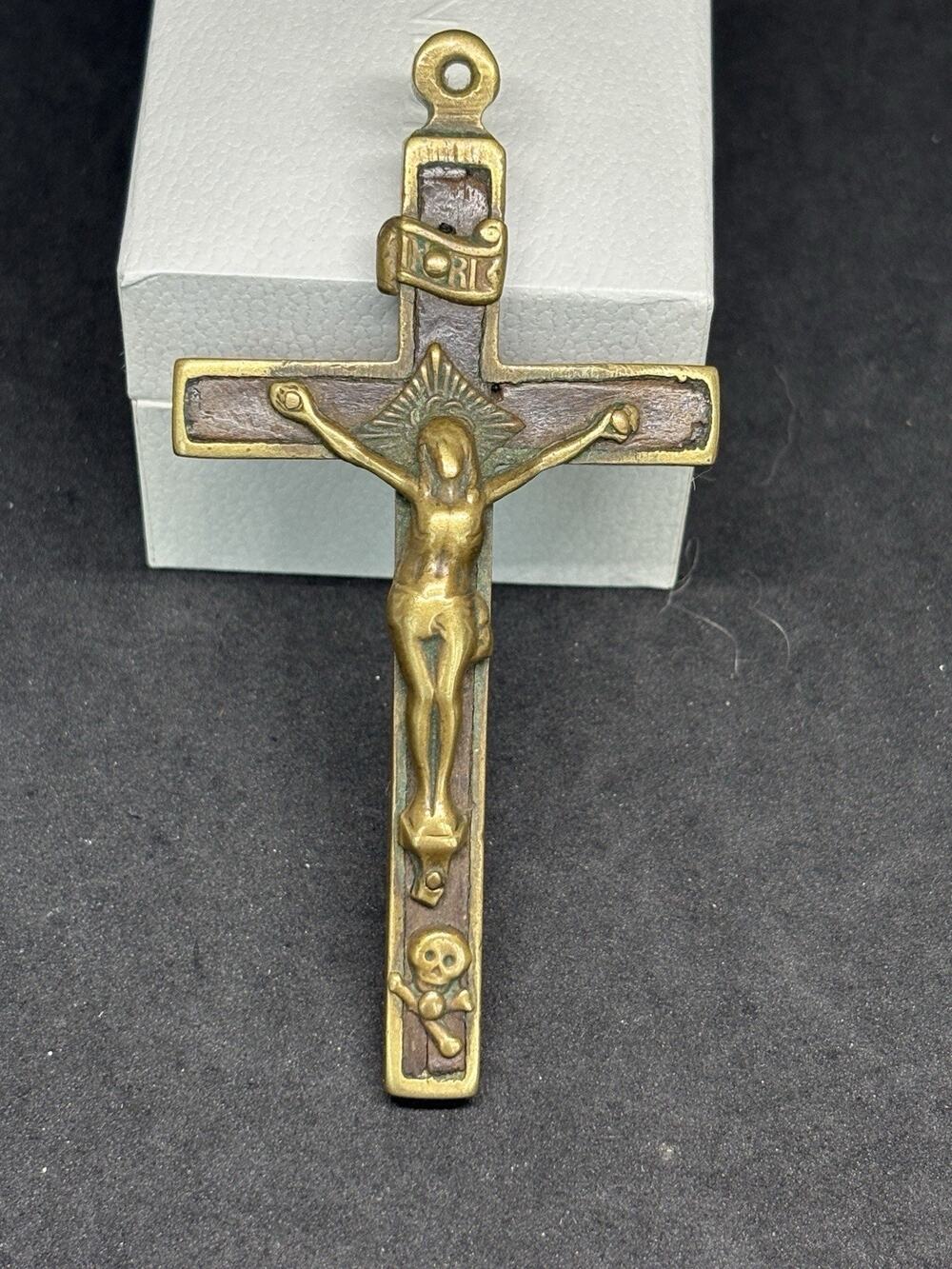 1900’s Christian crucifixion of Jesus on a wooden & bronze Skull cross Pendant